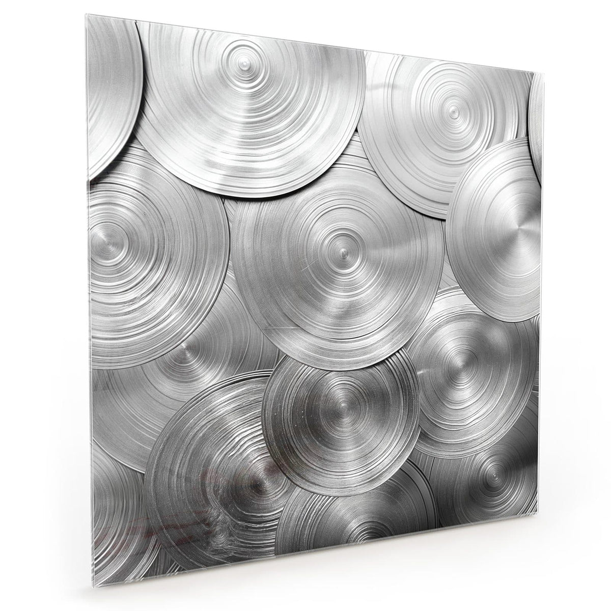 Küchenrückwand aus Glas im quadratischen Format mit Motiv Metallische Scheiben: Überlappende runde Metallscheiben mit konzentrischen Drehrillen in Silber #grösse_40 x 40 cm #grösse_50 x 50 cm #grösse_60 x 60 cm