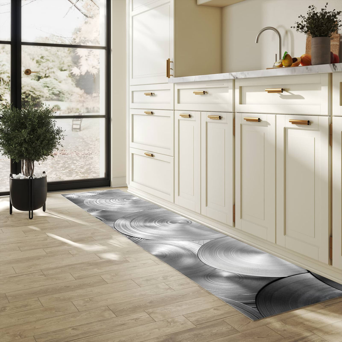 Komfortabler langer Teppich mit Motiv Metallische Scheiben in heller Küche