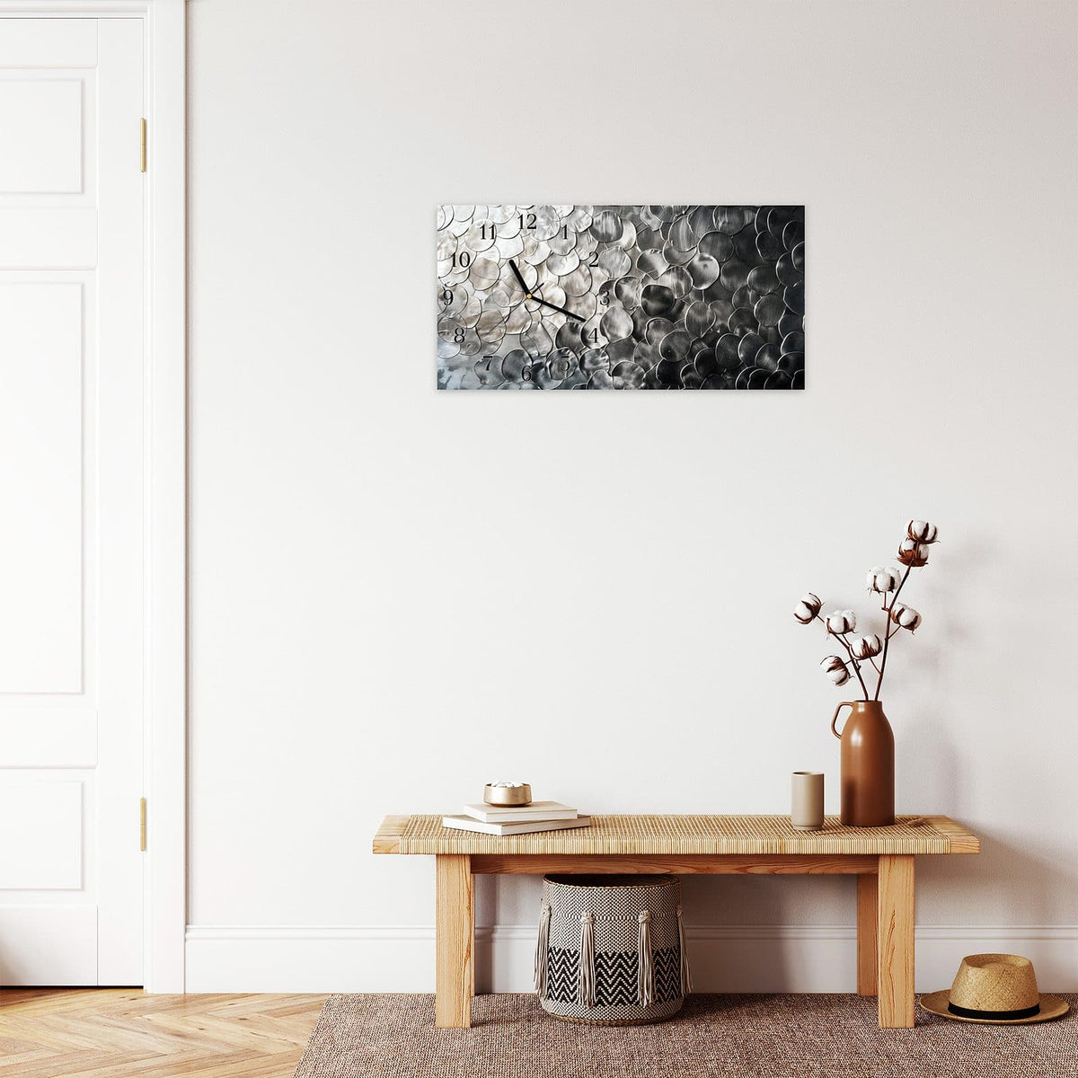 Moderne Wanduhr aus Glas mit Farbtiefe – Wanduhr Metallic Schuppen aus Glas – Querformat 60 × 30 cm