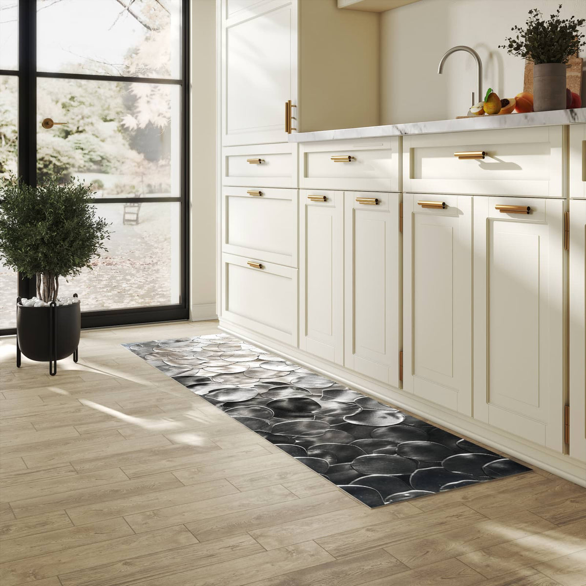 Hygienischer Küchenteppich mit Motiv Metallic Schuppen in heller Küche