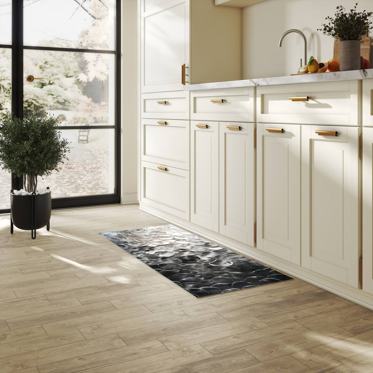 Pflegeleichter Küchenteppich mit Motiv Metallic Schuppen in heller Küche