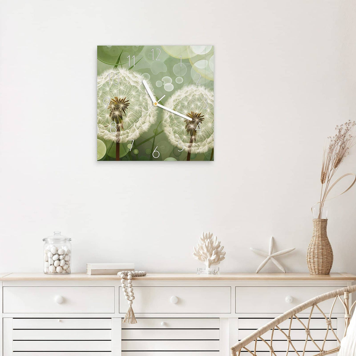 Wanduhr Zwei Pusteblumen aus Glas – Quadratisch 30 × 30 cm – Pusteblumen vor grünem Bokeh