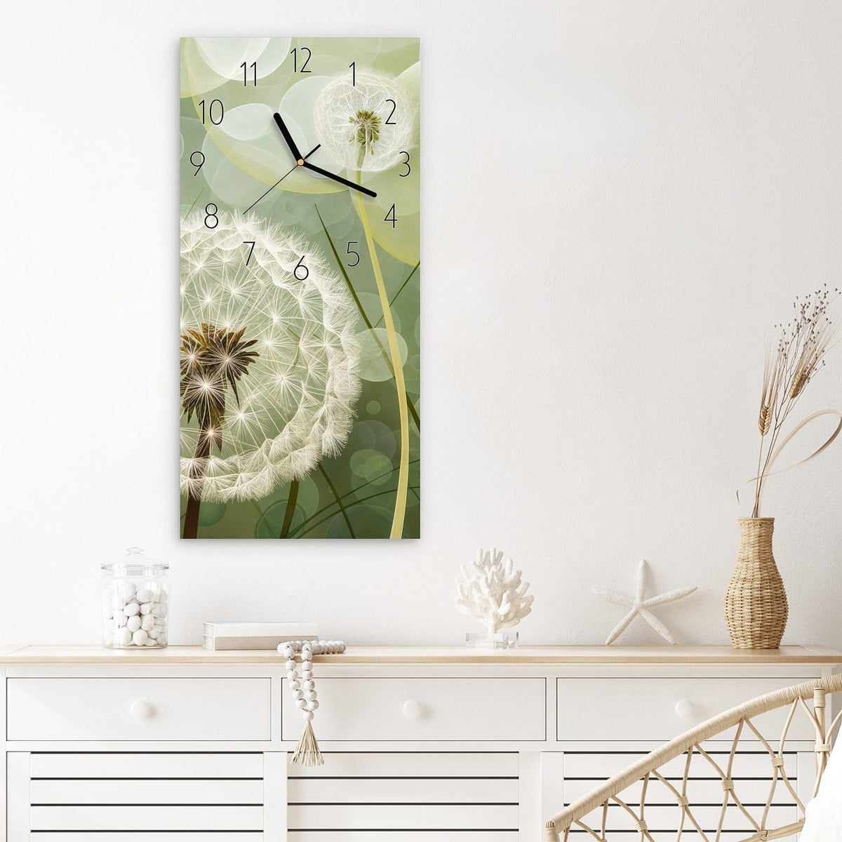 Wanduhr aus Glas im Hochformat Zwei Pusteblumen mit Ziffernblatt Elegant über einem weißen Sideboard