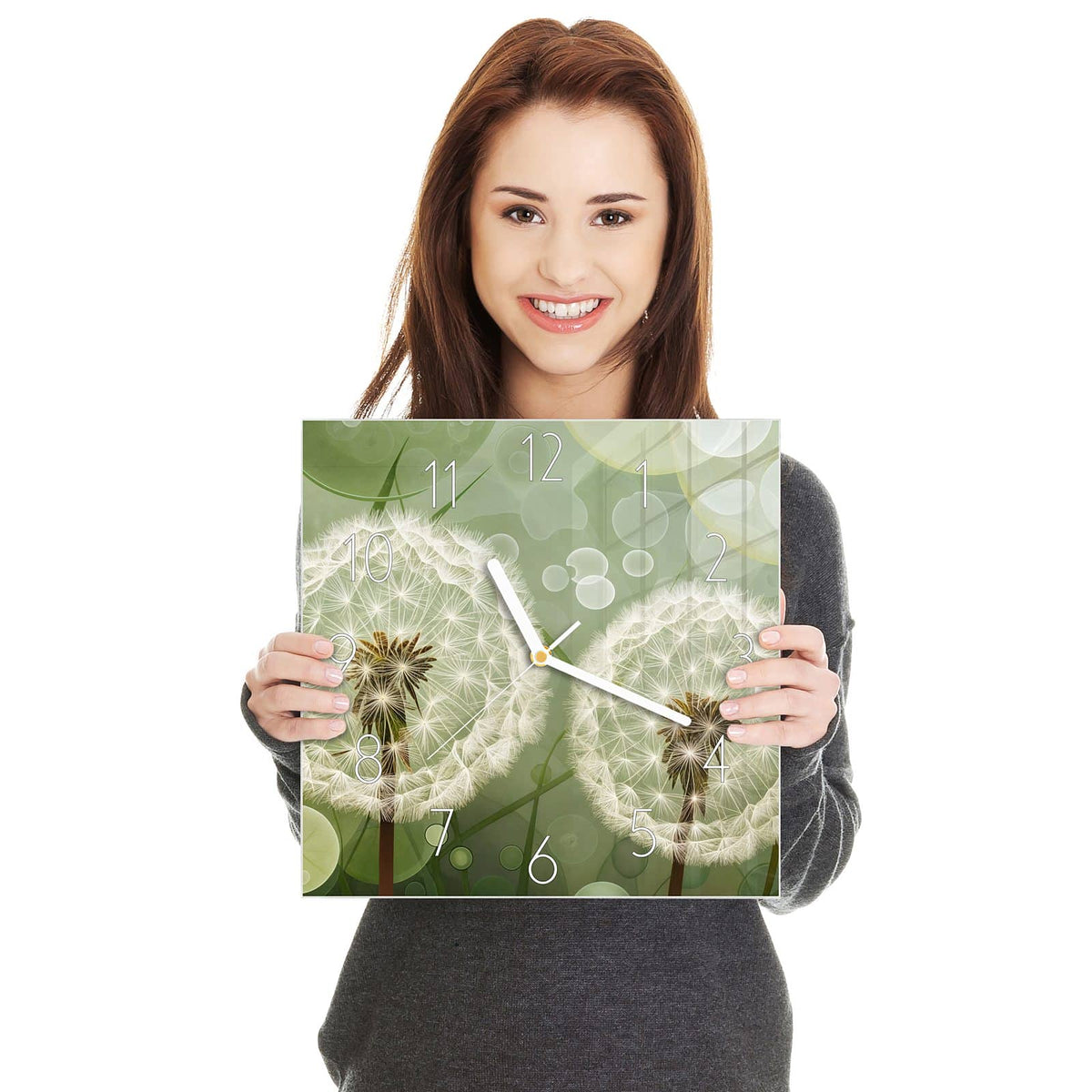 Zwei große Pusteblumen vor grafisch grünem Bokeh-Hintergrund