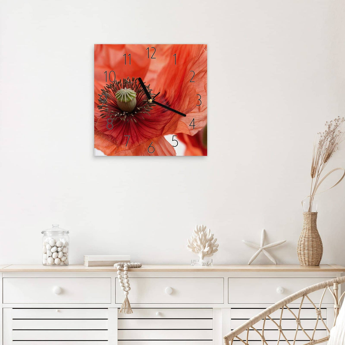 Wanduhr Mohnblüten aus Glas – Quadratisch 30 × 30 cm – Leuchtend roter Mohn in Nahaufnahme