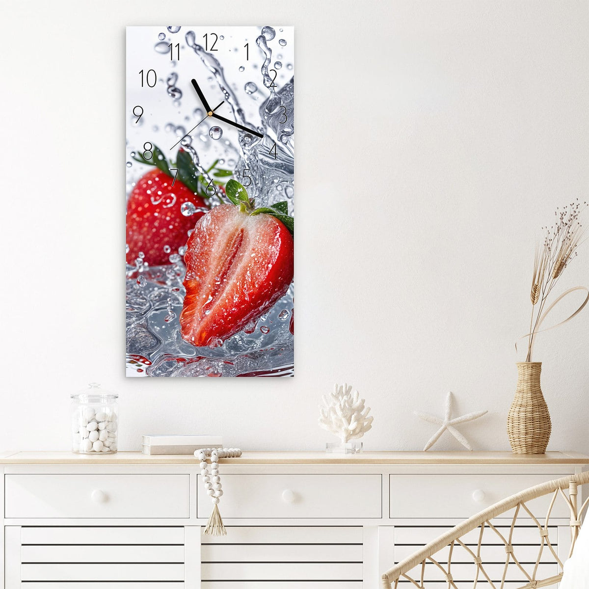 Wanduhr Erdbeeren im Wasser aus Glas – Erdbeeren und Eiswürfel im Spritzwasser