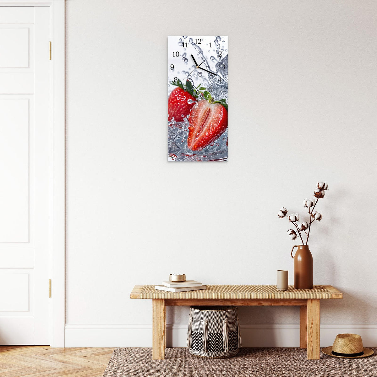 Moderne Wanduhr aus Glas mit Farbtiefe – Wanduhr Erdbeeren im Wasser aus Glas – Hochformat 30 × 60 cm