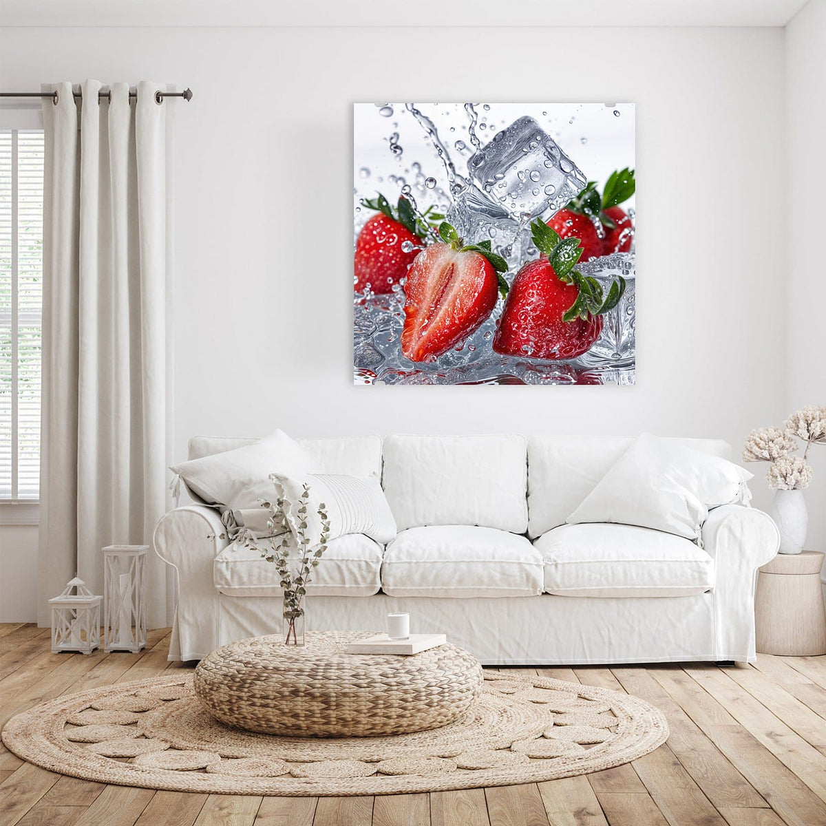Glasbild Erdbeeren auf Eis an der Wand – Erdbeeren, eine davon halbiert, mit Eiswürfeln im aufspritzenden Wasser vor Weiß