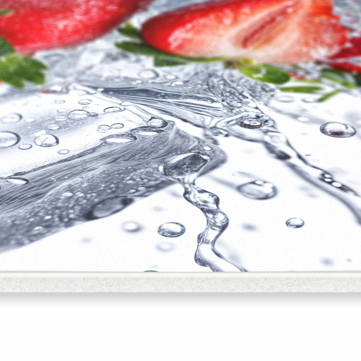 Rutschfester Küchenteppich mit Motiv Erdbeeren im Wasser in seitlicher Ansicht