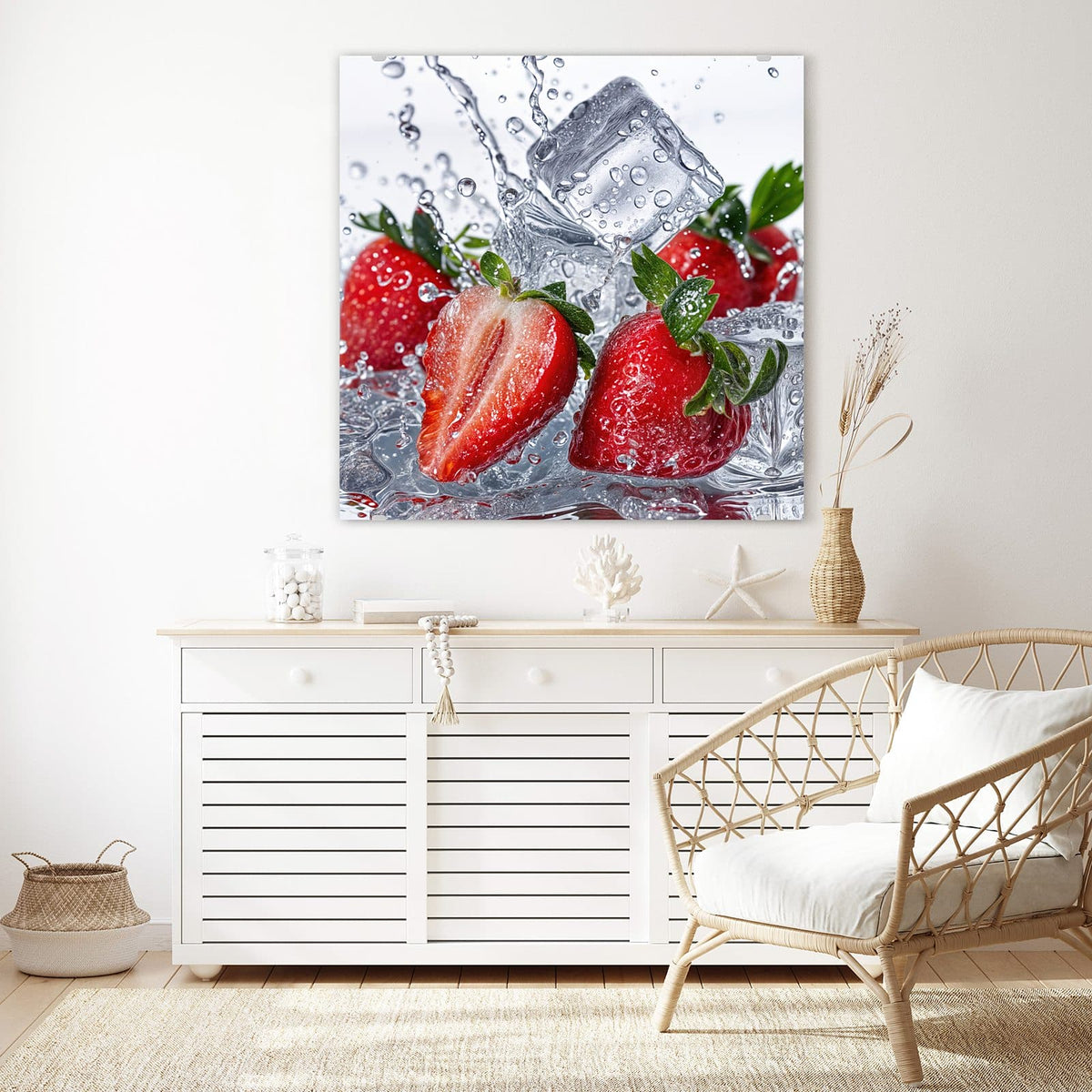 Glasbild Erdbeeren auf Eis an der Wand – Erdbeeren, eine davon halbiert, mit Eiswürfeln im aufspritzenden Wasser vor Weiß