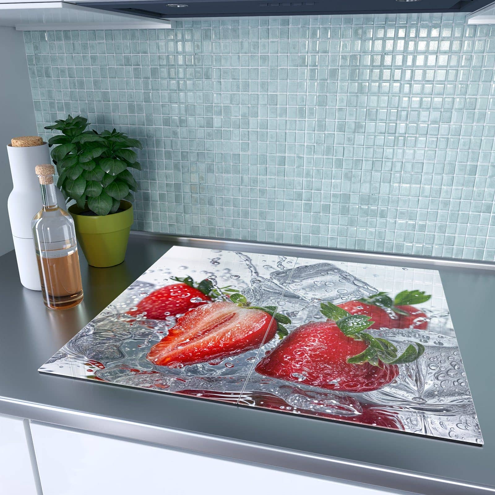 2-teilige Herdabdeckung mit Erdbeeren im Wasser-Motiv auf dem Ceranfeld in moderner Küche