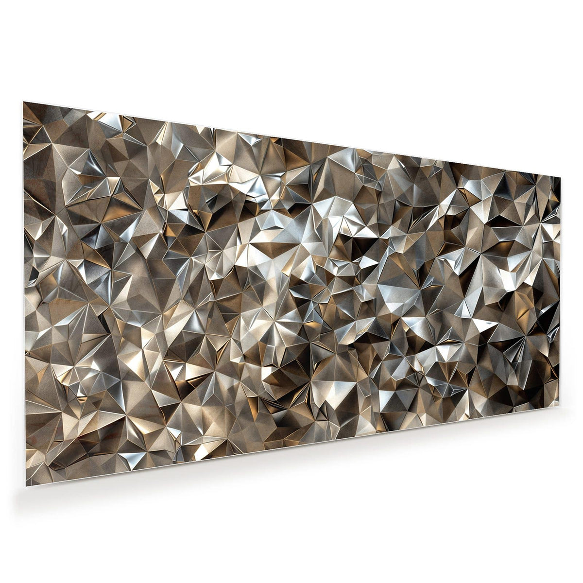 Dicht gepackte facettierte Metallflächen in Silber mit warmen Bronzetönen