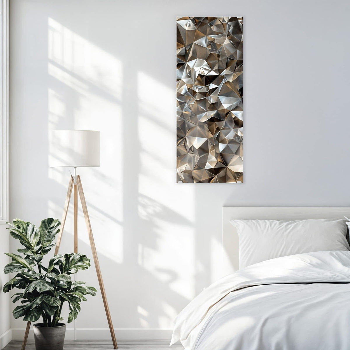 Glasbild Facetten in Silber an der Wand – Dicht gepackte facettierte Metallflächen in Silber mit warmen Bronzetönen