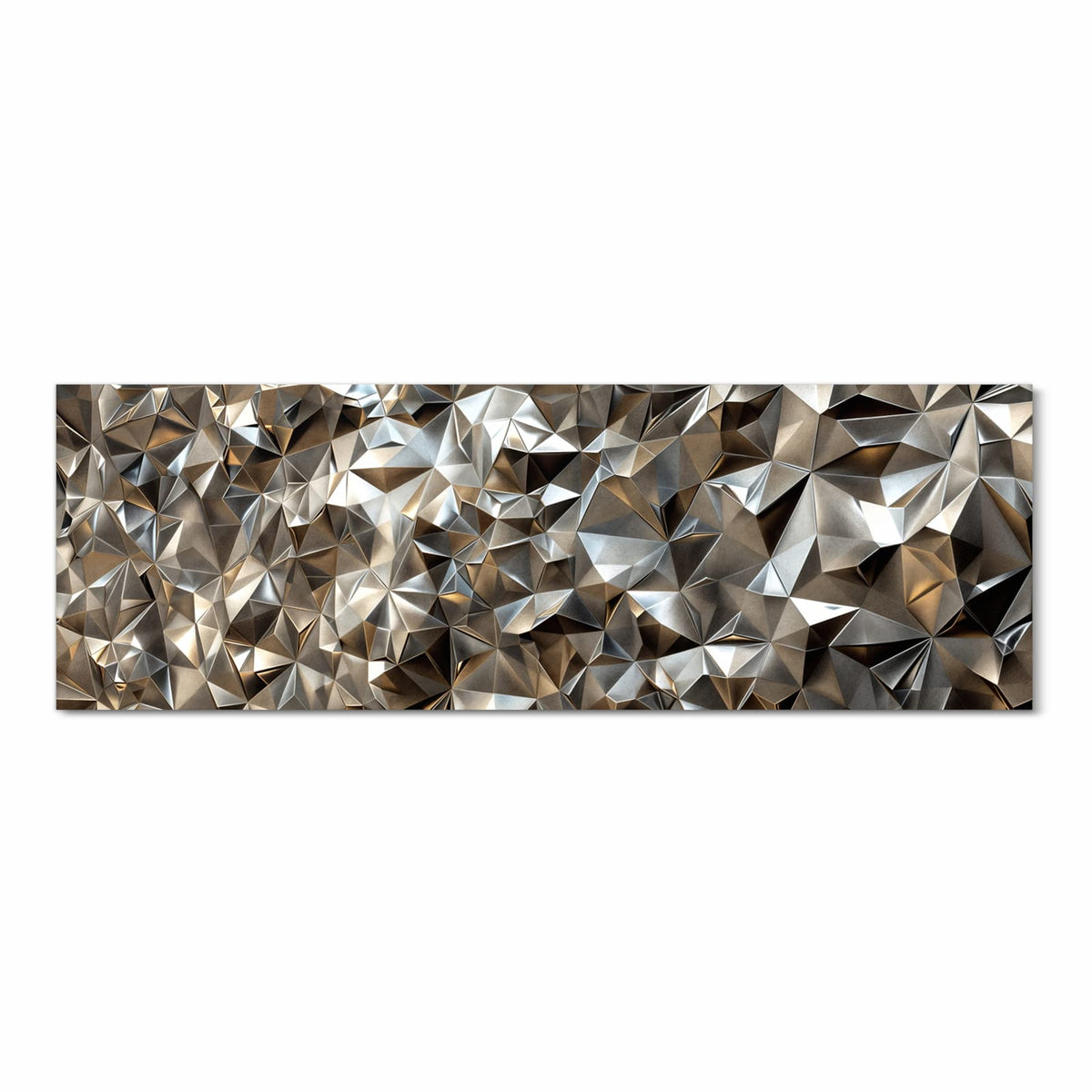 Dicht gepackte facettierte Metallflächen in Silber mit warmen Bronzetönen