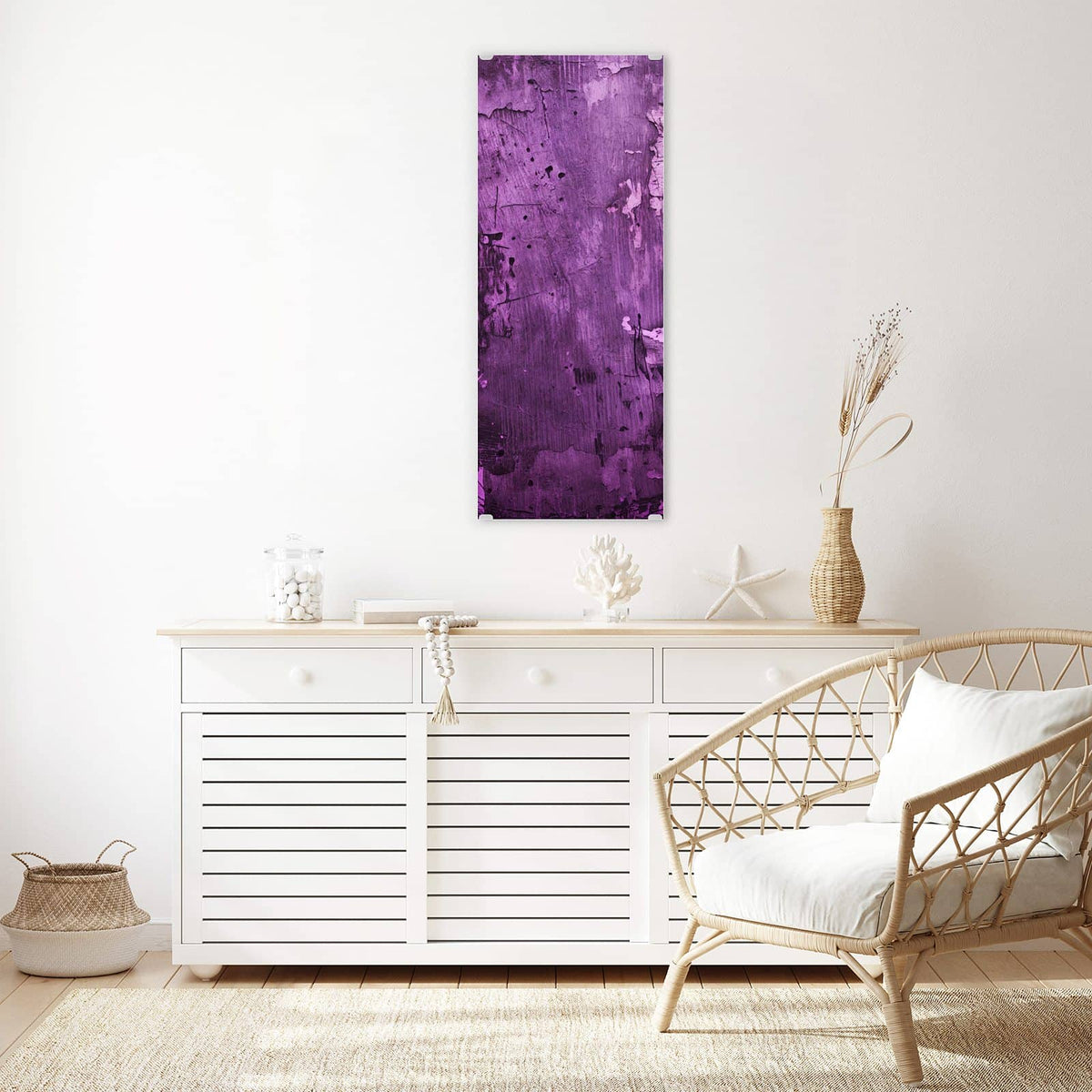 Raue Wandfläche in Violett und Magenta mit hellen Abplatzungen