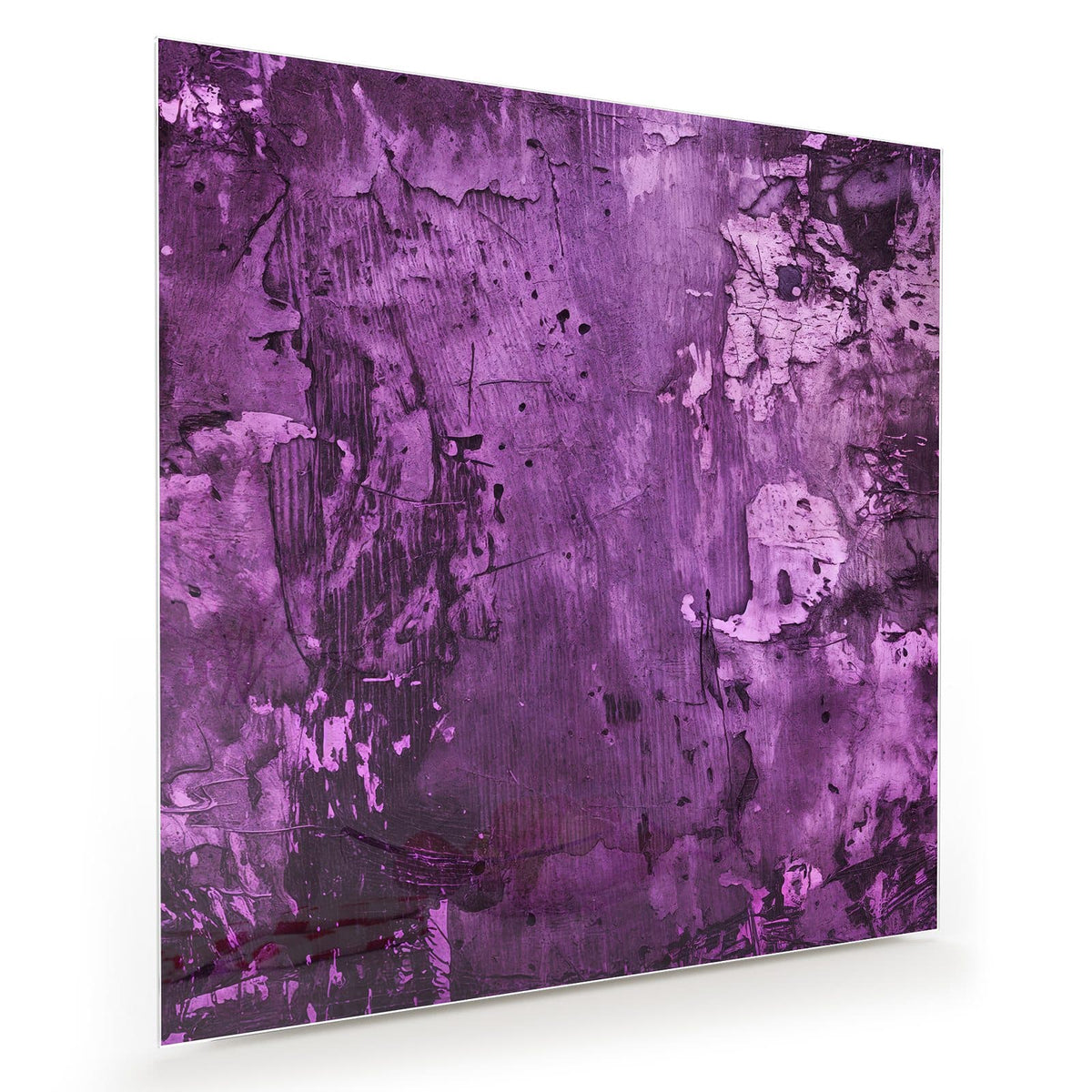 Raue Wandfläche in Violett und Magenta mit hellen Abplatzungen