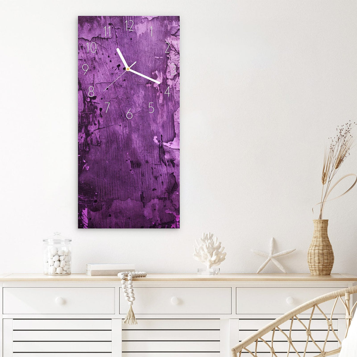 Wanduhr Abstrakte Wand aus Glas – Raue Violetttöne mit Pinselstrichen