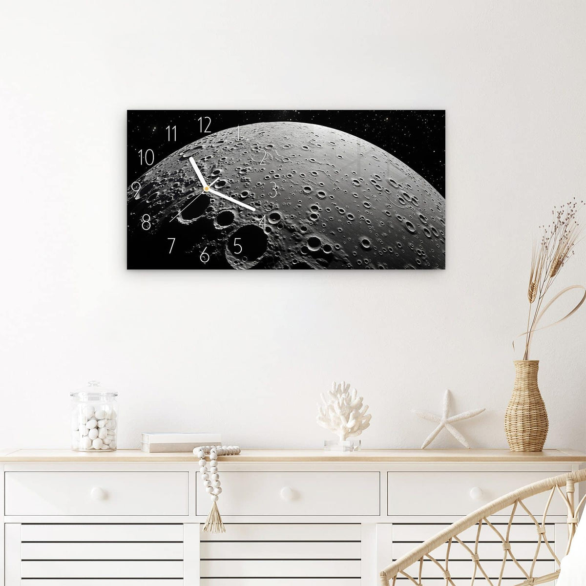 Wanduhr Mondoberfläche aus Glas – Querformat 60 × 30 cm – Kraterlandschaft vor schwarzem Sternenhimmel