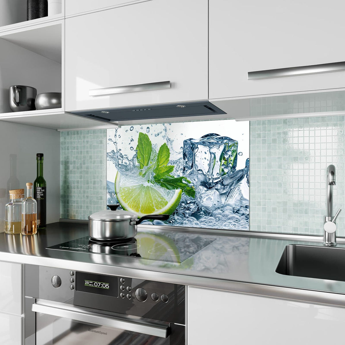 Küchenrückwand aus Glas Limette mit Minze im Hochformat als Spritzschutz hinter dem Kochfeld, über dem Fliesenspiegel montiert