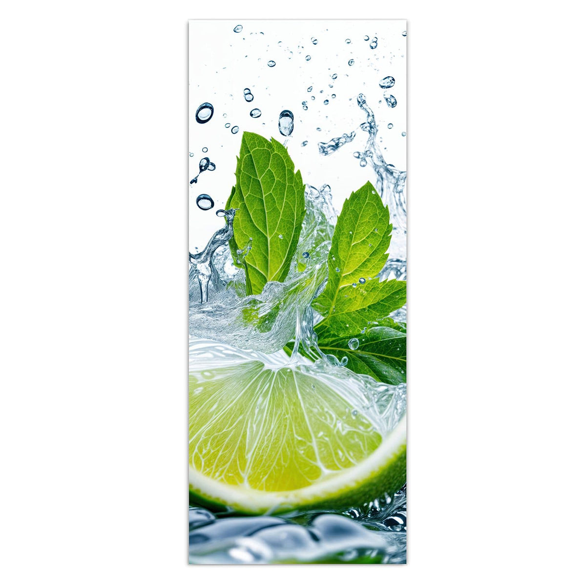 Limettenschnitz mit Minzblättern und Eiswürfeln im aufspritzenden Wasser