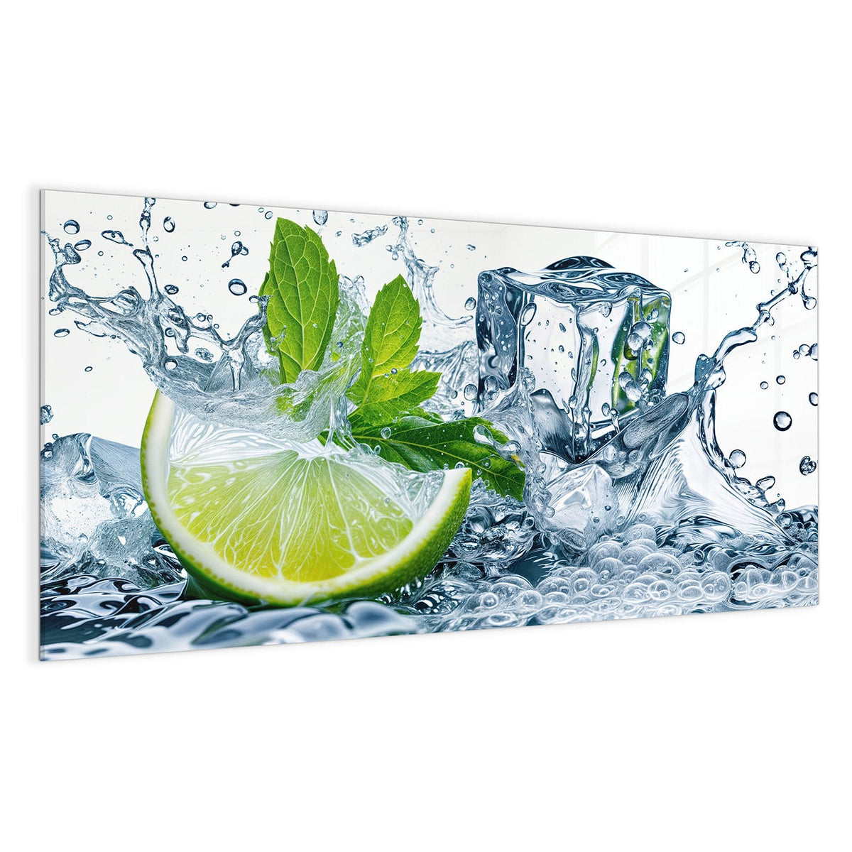 Limettenschnitz mit Minzblättern und Eiswürfeln im aufspritzenden Wasser