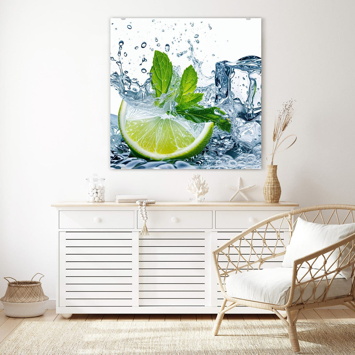 Glasbild Limette mit Minze an der Wand – Limettenschnitz mit Minzblättern und Eiswürfeln im aufspritzenden Wasser