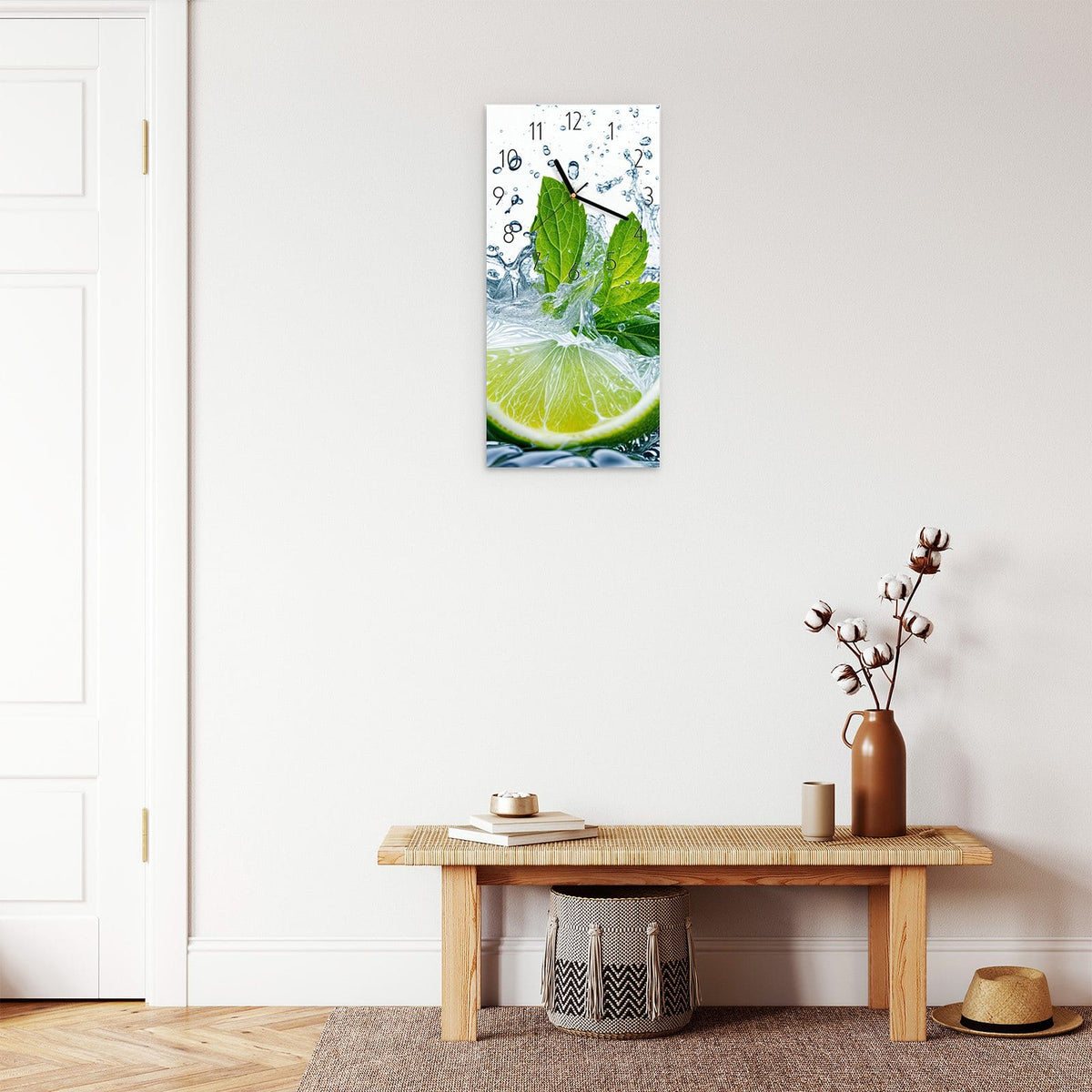 Wanduhr aus Glas im Hochformat Limette mit Minze mit Ziffernblatt Elegant über einer Holzbank im Flur