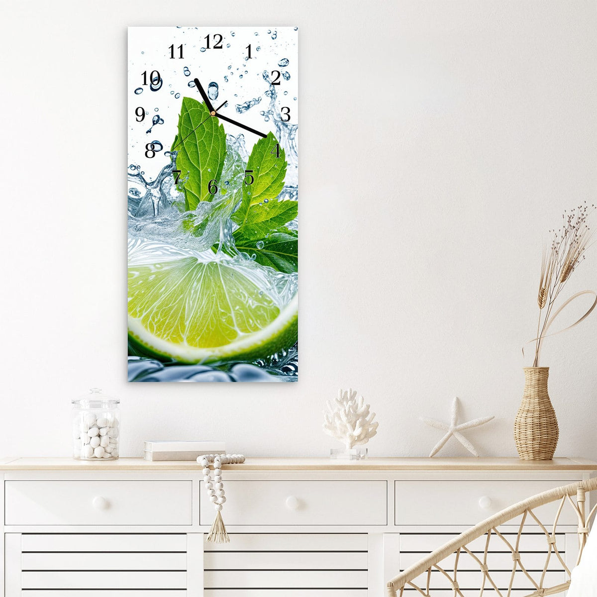 Wanduhr aus Glas im Hochformat Limette mit Minze mit Ziffernblatt Klassisch über einem weißen Sideboard