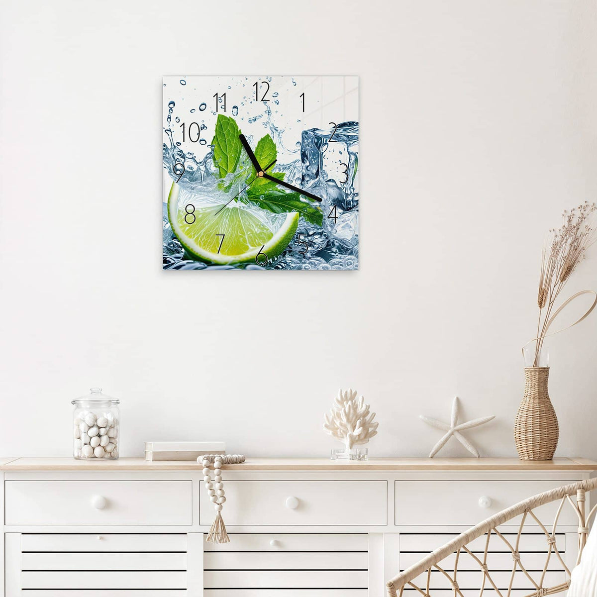 Wanduhr Limette mit Minze aus Glas – Quadratisch 30 × 30 cm – Limettenschnitz mit Minze im Spritzwasser