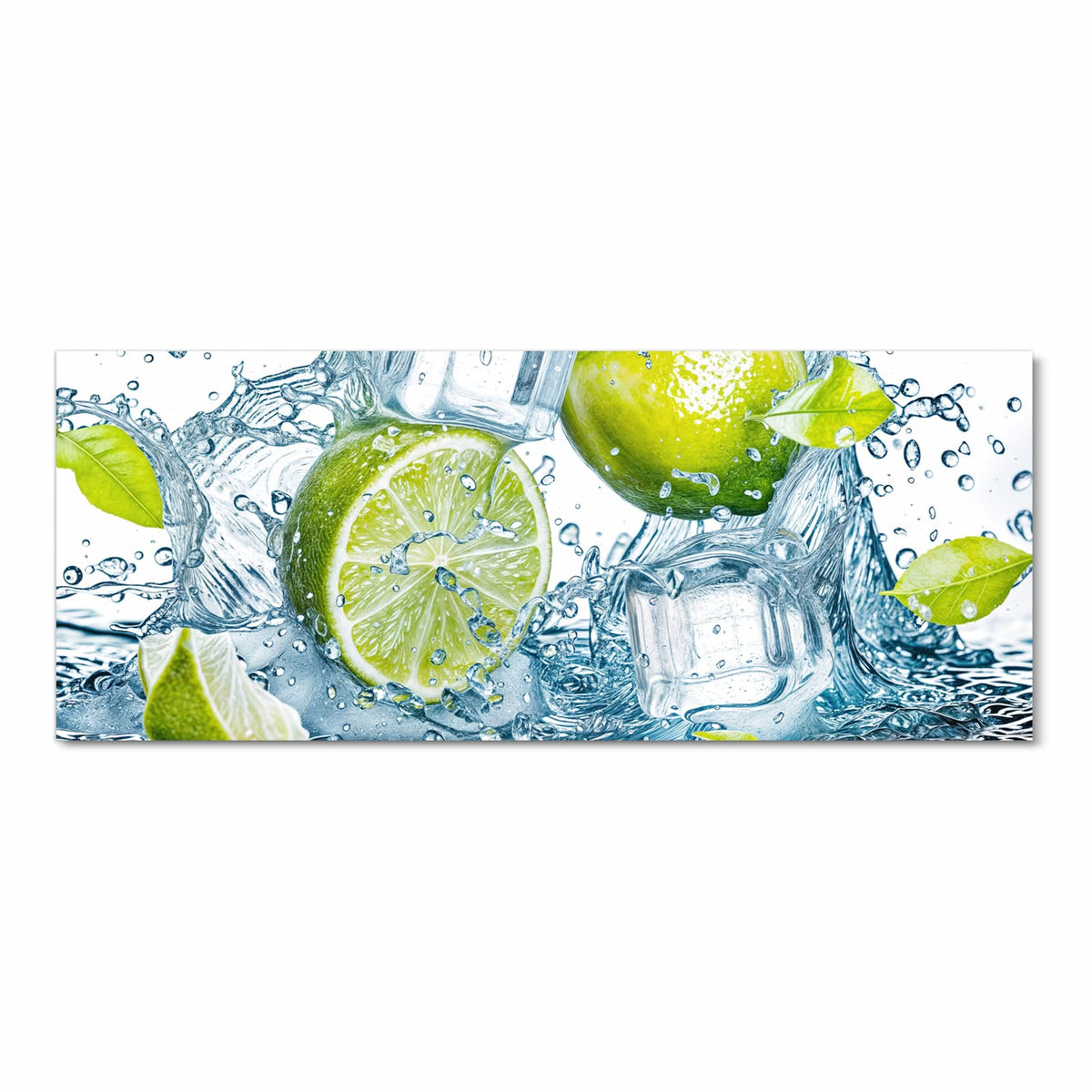 Ganze Limette, halbe Limette und Eiswürfel in aufspritzendem Wasser