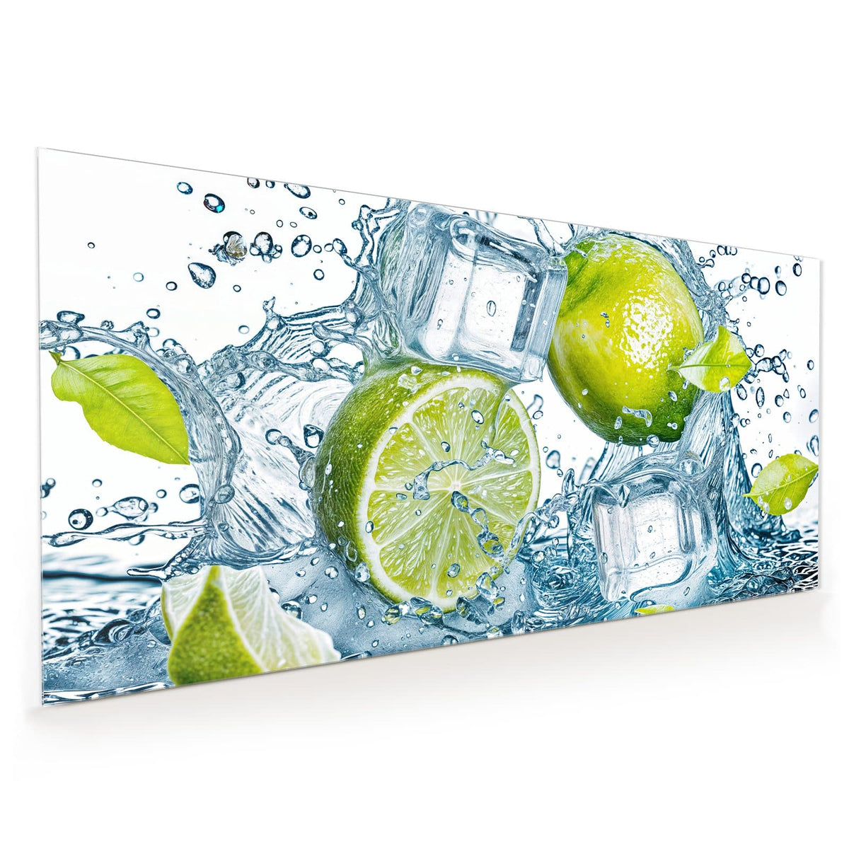 Küchenrückwand aus Glas im Hochformat: Ganze Limette, halbe Limette und Eiswürfel in aufspritzendem Wasser