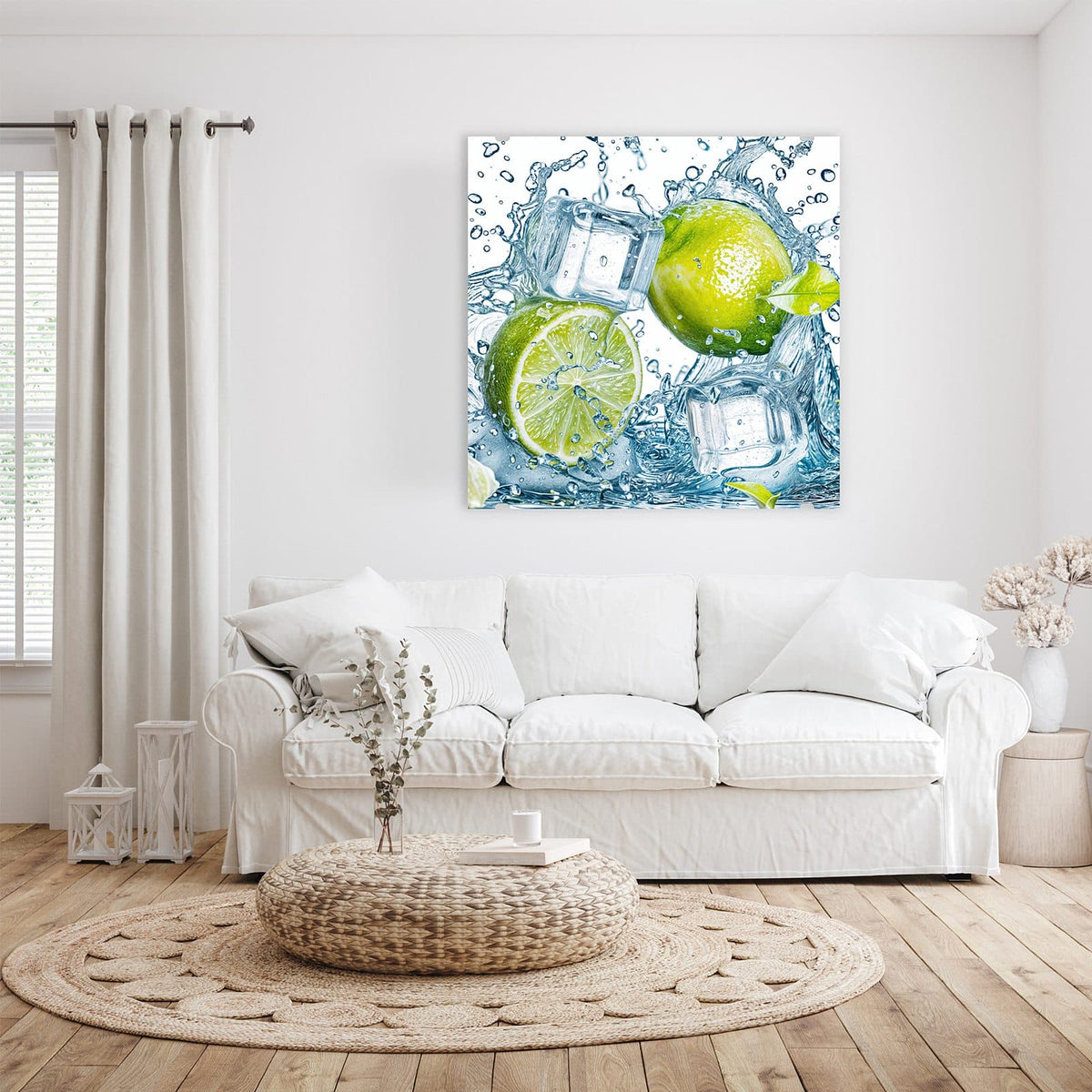 Ganze Limette, halbe Limette und Eiswürfel in aufspritzendem Wasser