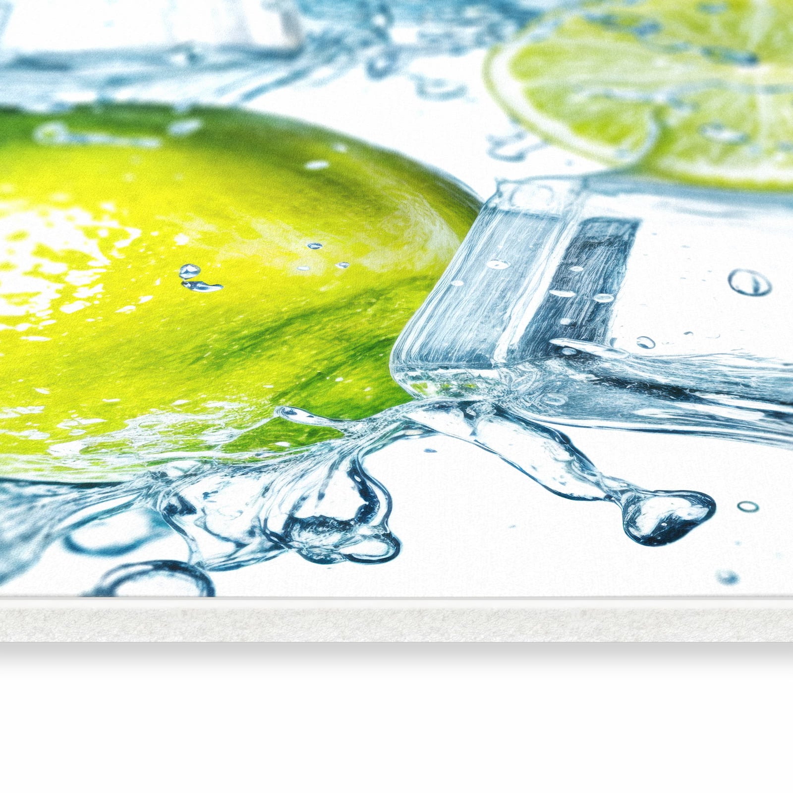 Langlebiger waschbarer Teppich für Esstisch mit Motiv Limetten Splashing in seitlicher Ansicht