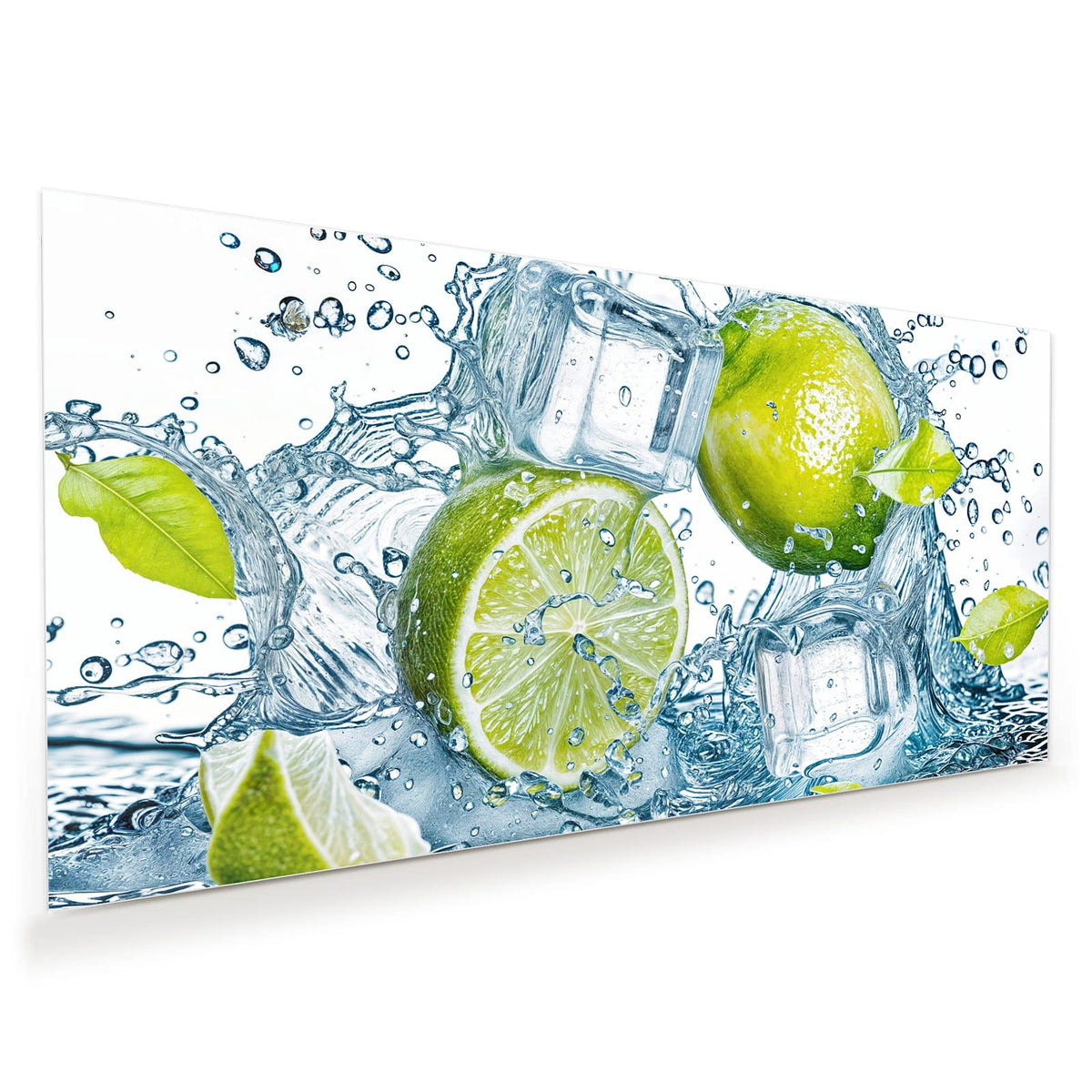 Ganze Limette, halbe Limette und Eiswürfel in aufspritzendem Wasser