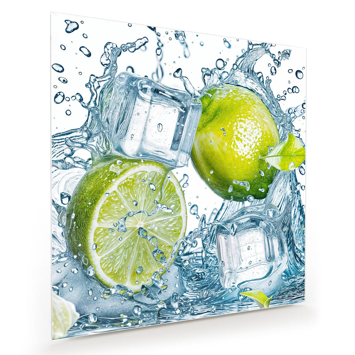 Ganze Limette, halbe Limette und Eiswürfel in aufspritzendem Wasser