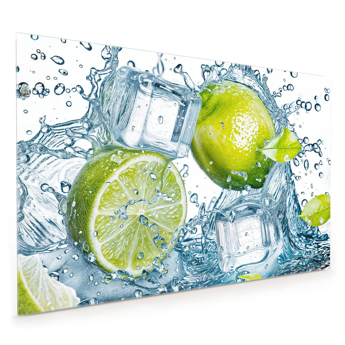 Küchenrückwand aus Glas im Hochformat: Ganze Limette, halbe Limette und Eiswürfel in aufspritzendem Wasser
