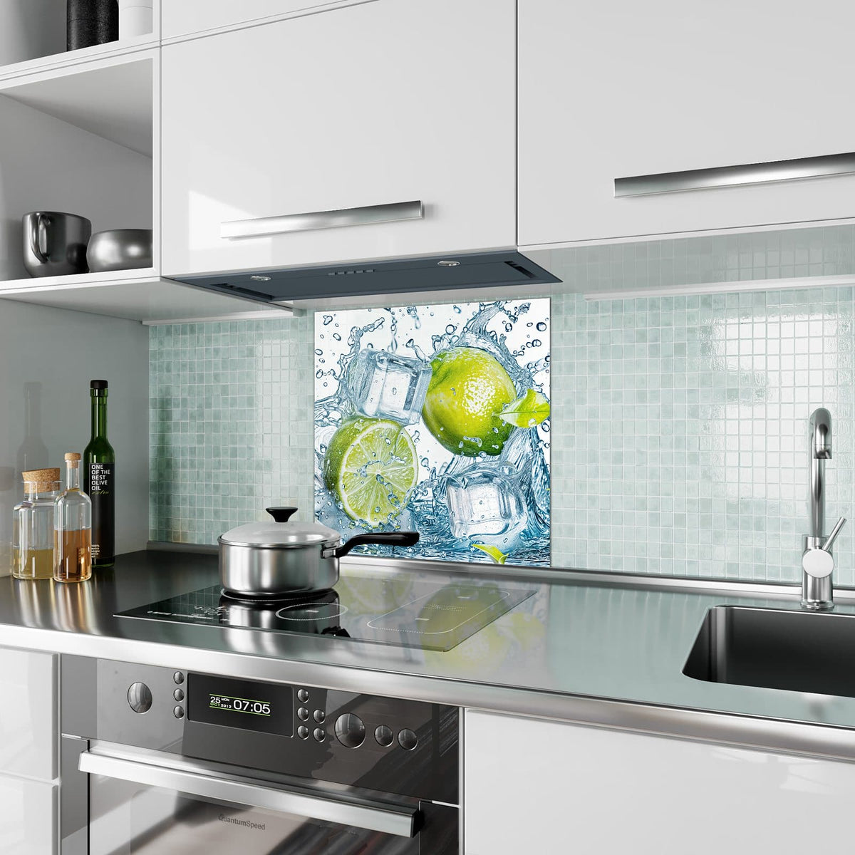 Küchenrückwand aus Glas Limetten mit Eis im quadratischen Format als Spritzschutz hinter dem Kochfeld, über dem Fliesenspiegel montiert