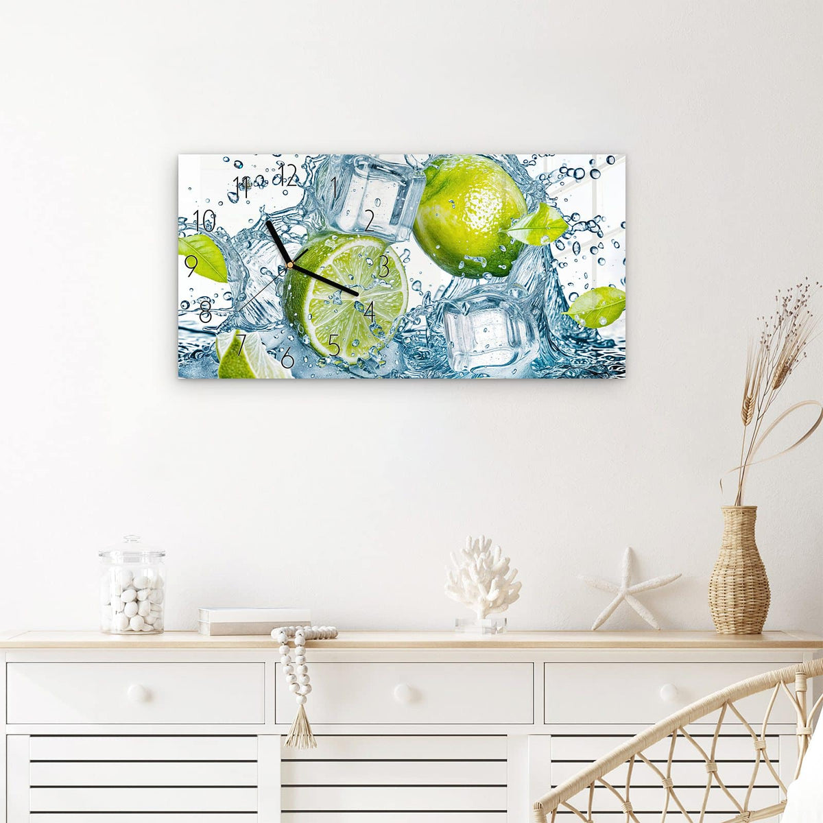 Wanduhr Spritzende Limetten aus Glas – Querformat 60 × 30 cm – Limetten und Eis im Wasserspritzer