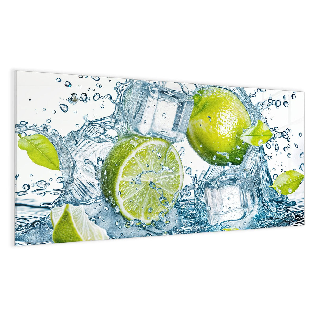 Ganze Limette, halbe Limette und Eiswürfel in aufspritzendem Wasser