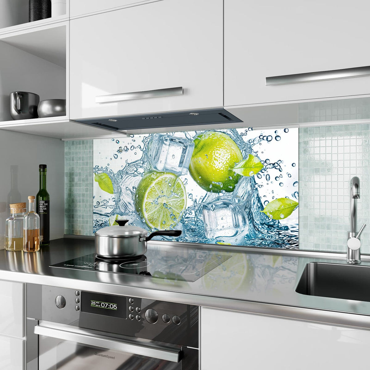 Küchenrückwand aus Glas Limetten mit Eis im Hochformat als Spritzschutz hinter dem Kochfeld, über dem Fliesenspiegel montiert