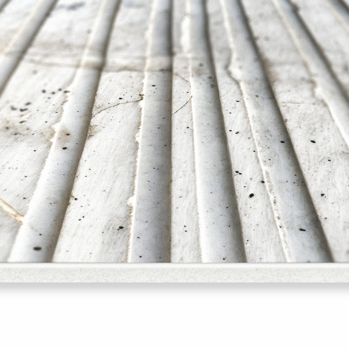 Geruchsneutraler waschbarer Teppich fürs Esszimmer mit Motiv Betonstruktur in seitlicher Ansicht