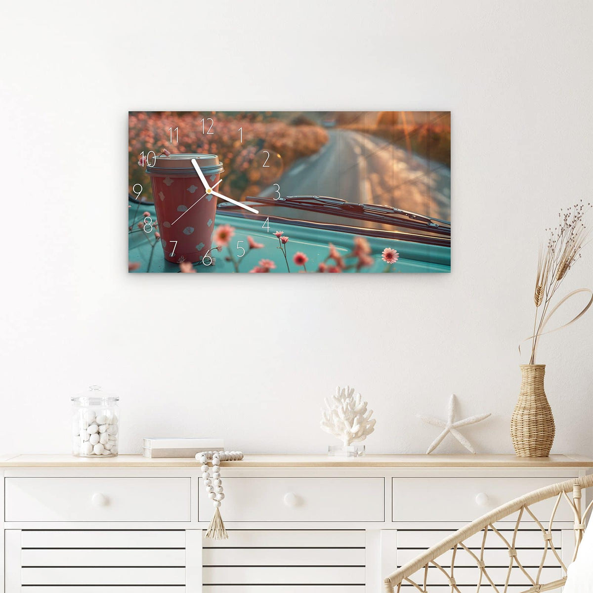 Wanduhr Kaffeebecher im Bus aus Glas – Querformat 60 × 30 cm – Rosa Becher im goldenen Abendlicht