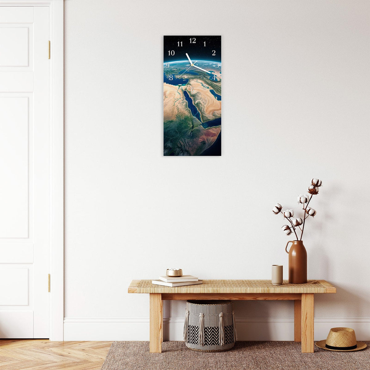 Moderne Wanduhr aus Glas mit Farbtiefe – Wanduhr Erde aus dem All aus Glas – Hochformat 30 × 60 cm