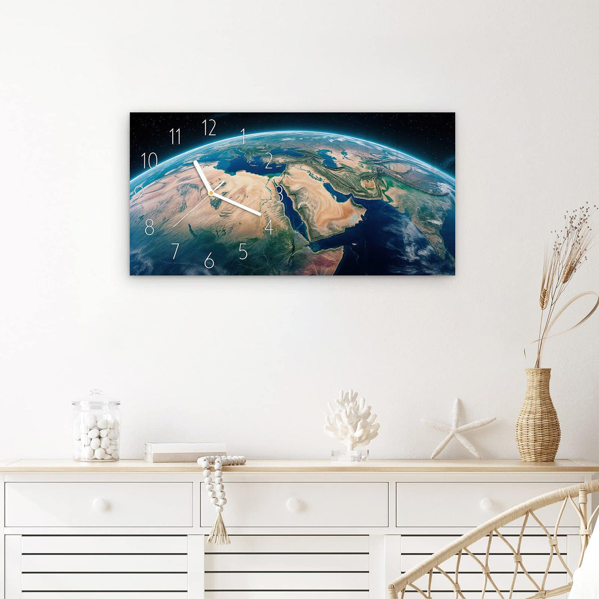 Wanduhr Erde aus dem All aus Glas – Querformat 60 × 30 cm – Blaue Erdkugel über Asien