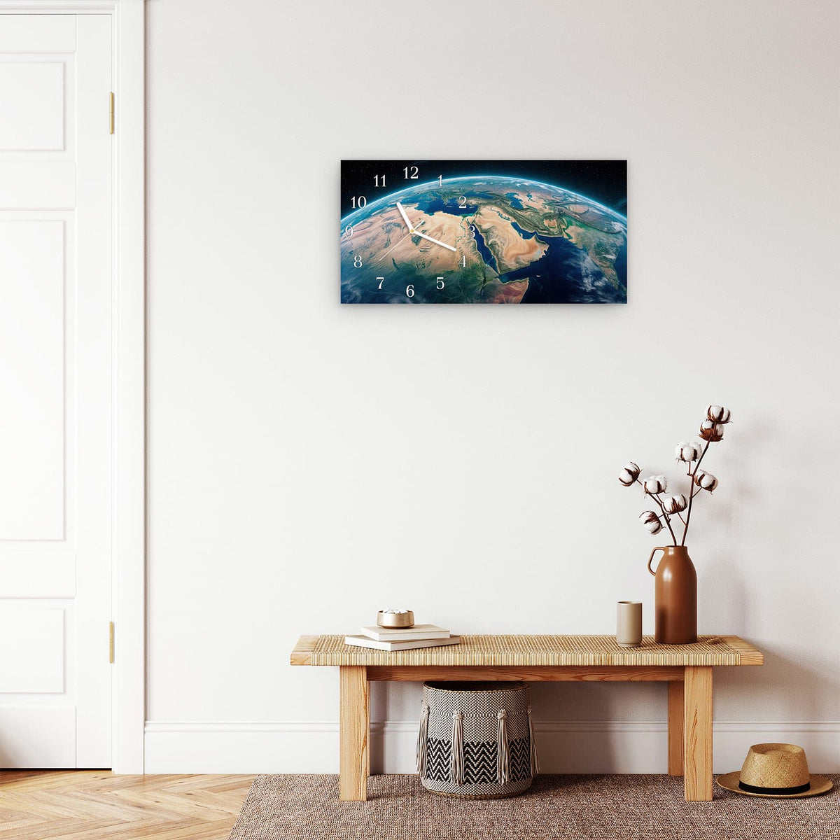 Moderne Wanduhr aus Glas mit Farbtiefe – Wanduhr Erde aus dem All aus Glas – Querformat 60 × 30 cm