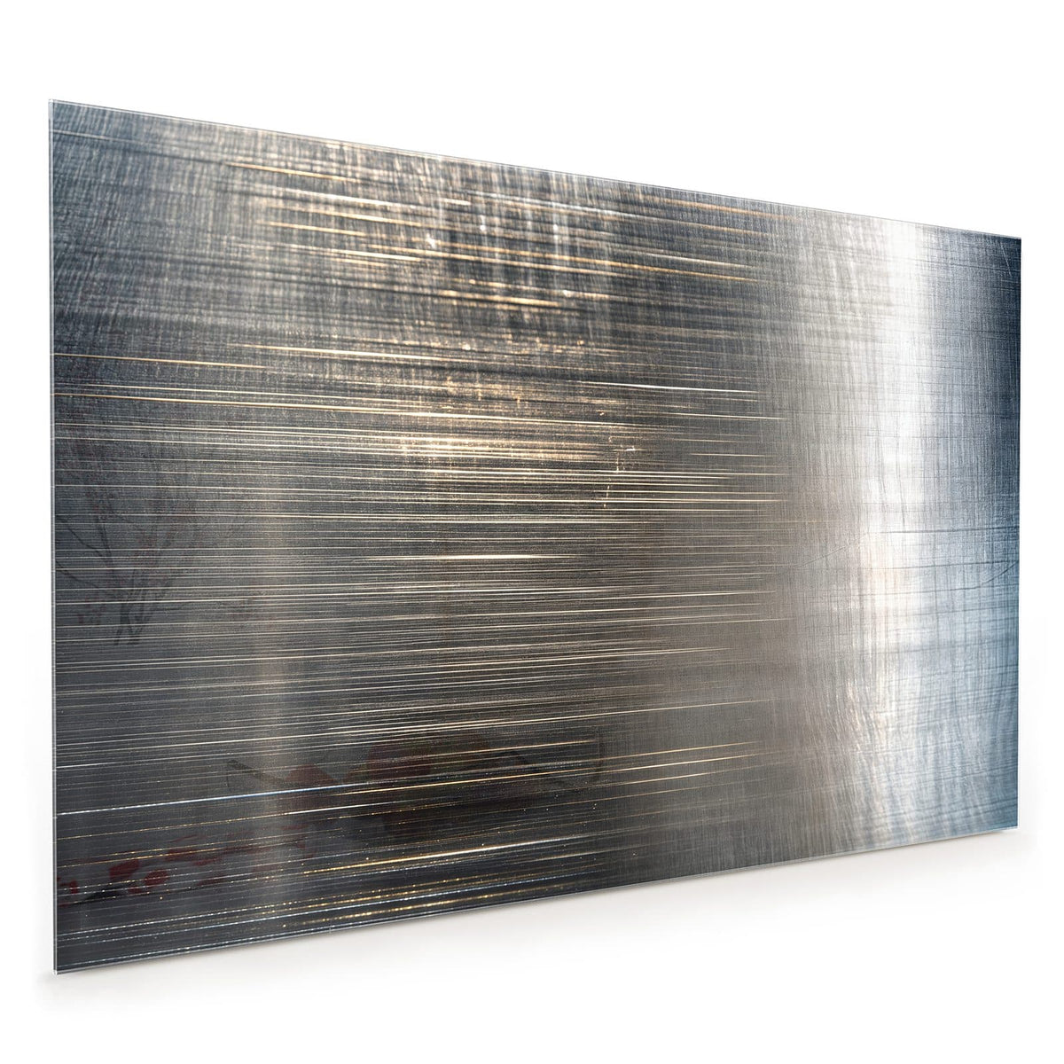 Küchenrückwand aus Glas im Hochformat mit Motiv Gebürstetes Metall: Metallfläche mit feinen, durchgehend waagerechten Schliffspuren und Lichtreflex
