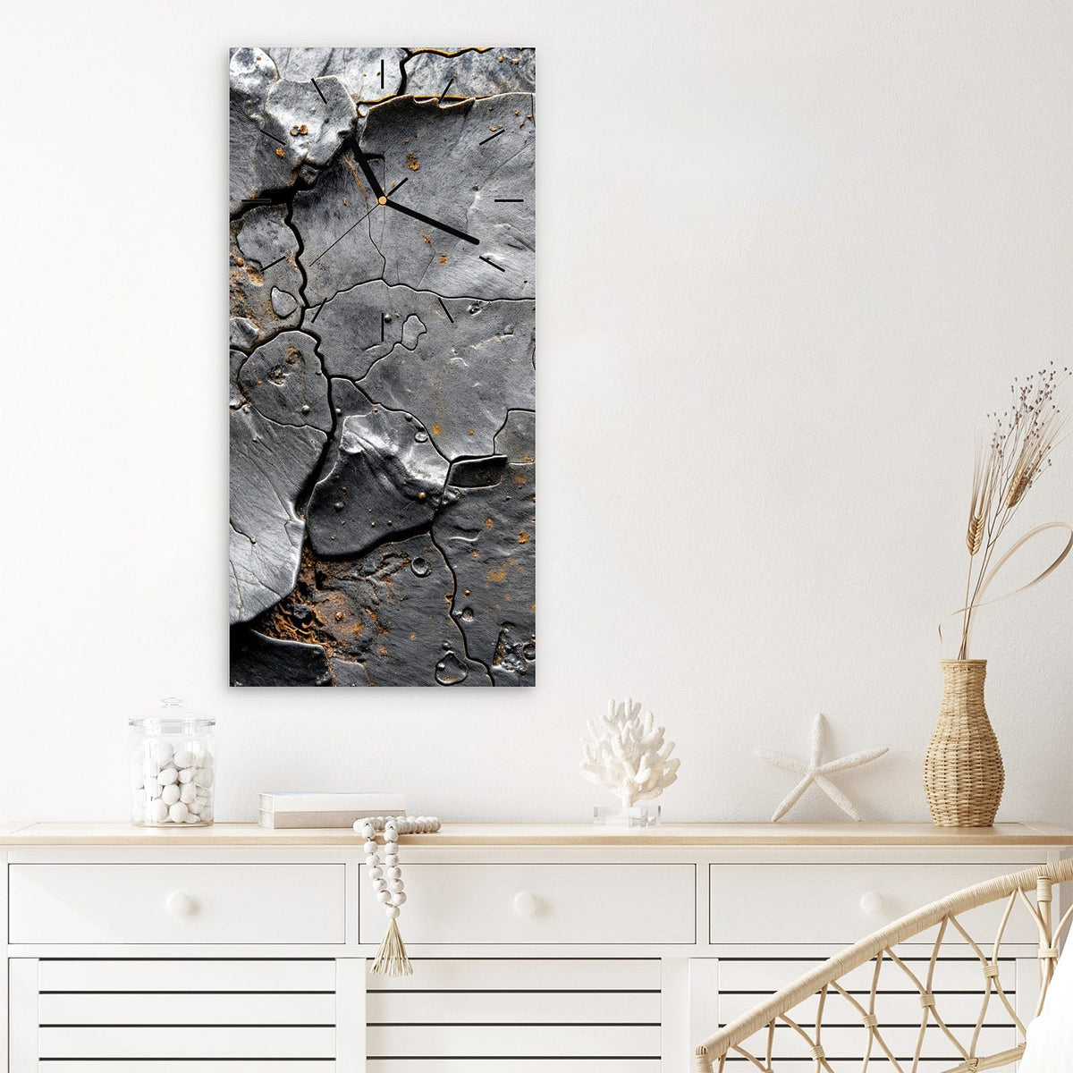 Wanduhr aus Glas im Hochformat Schiefer mit Rostspuren mit Ziffernblatt Linie über einem weißen Sideboard