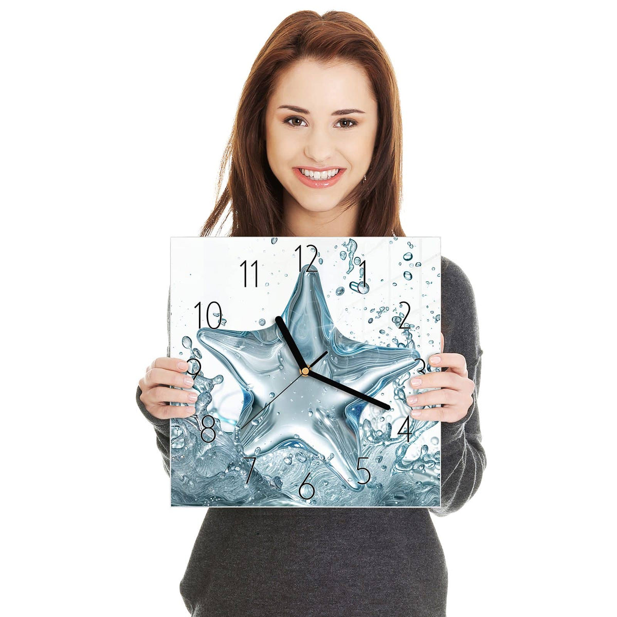 Stern aus glasklarem Wasser, der aus einer aufspritzenden Wasseroberfläche aufsteigt