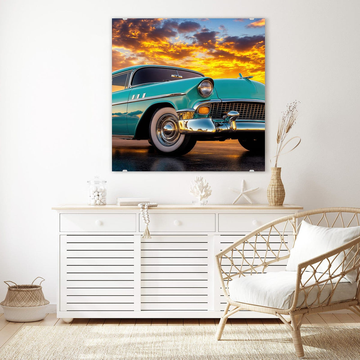Glasbild Türkiser Oldtimer an der Wand – Türkisfarbener US-Straßenkreuzer der 50er mit Chrom und Weißwandreifen vor orangem Abendhimmel