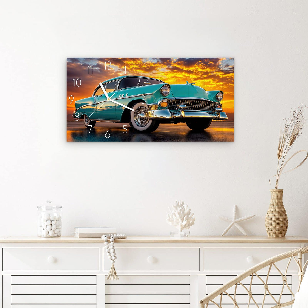 Wanduhr Retro Oldtimer aus Glas – Querformat 60 × 30 cm – Türkiser 50er-Jahre-Wagen im Abendrot